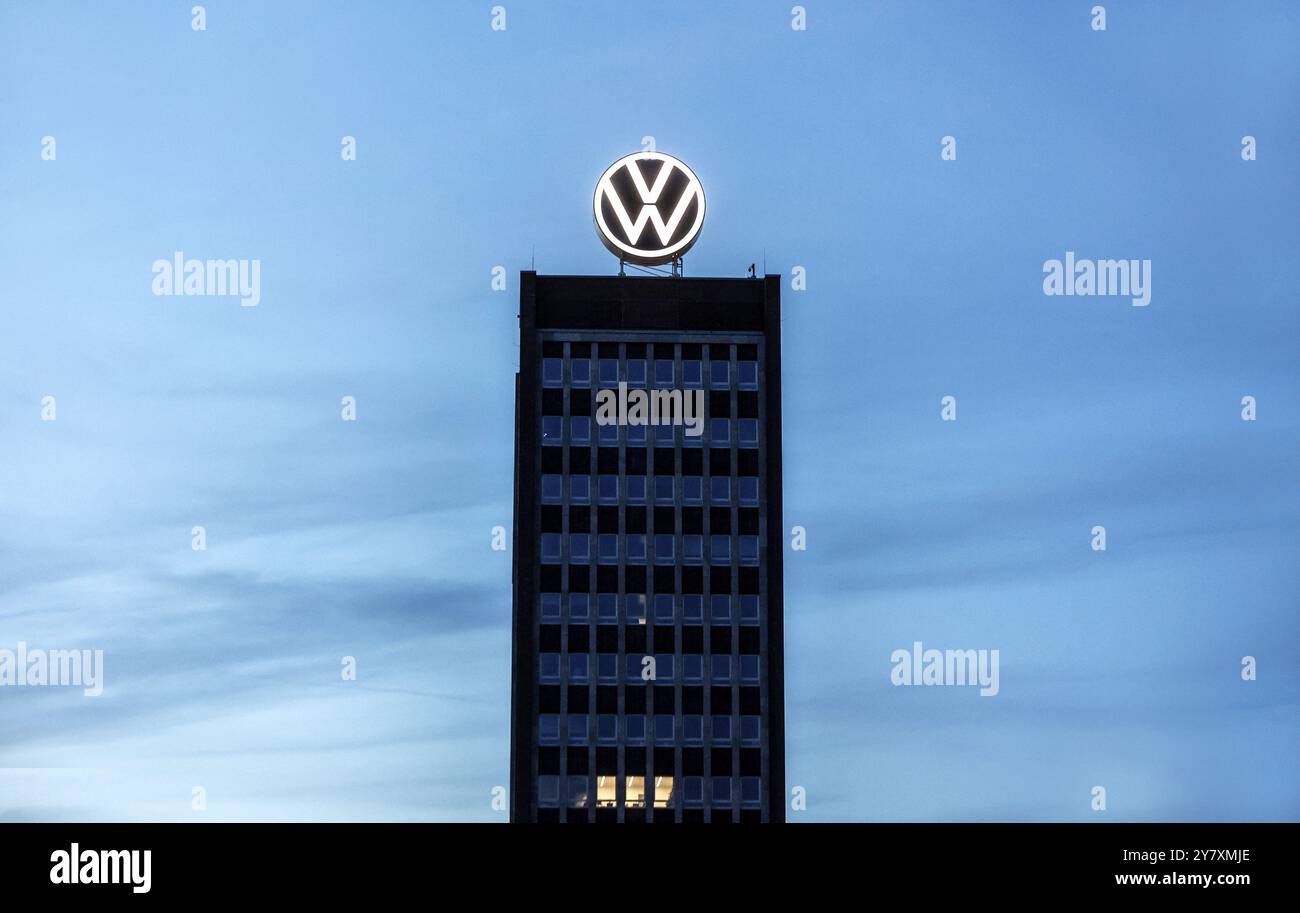 Logo VW sulla torre del marchio presso la sede del gruppo a Wolfsburg, 29/09/2024. Il gruppo Volkswagen ha annunciato misure di riduzione dei costi per il proprio tedesco Foto Stock
