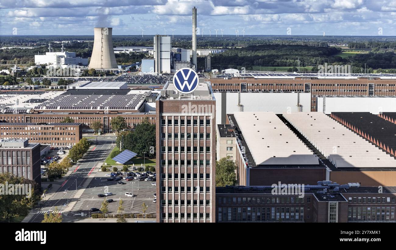 Logo VW sulla torre del marchio presso la sede del gruppo a Wolfsburg, 29/09/2024. Il gruppo Volkswagen ha annunciato misure di riduzione dei costi per il proprio tedesco Foto Stock
