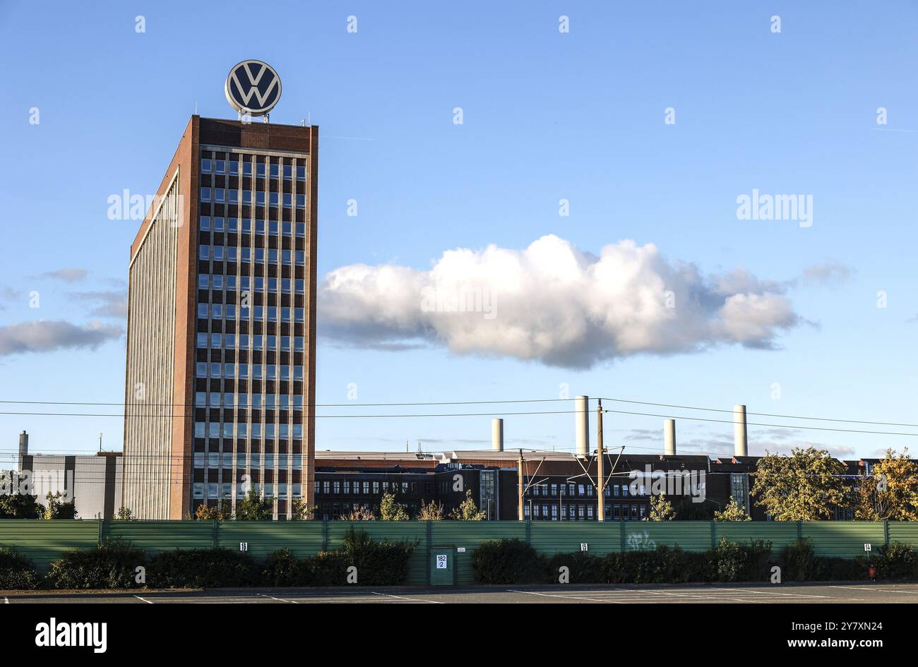 Logo VW sulla torre del marchio presso la sede del gruppo a Wolfsburg, 29/09/2024. Il gruppo Volkswagen ha annunciato misure di riduzione dei costi per il proprio tedesco Foto Stock