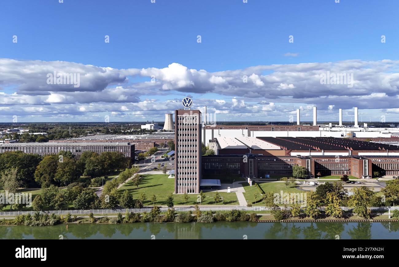 Logo VW sulla torre del marchio presso la sede del gruppo a Wolfsburg, 29/09/2024. Il gruppo Volkswagen ha annunciato misure di riduzione dei costi per il proprio tedesco Foto Stock