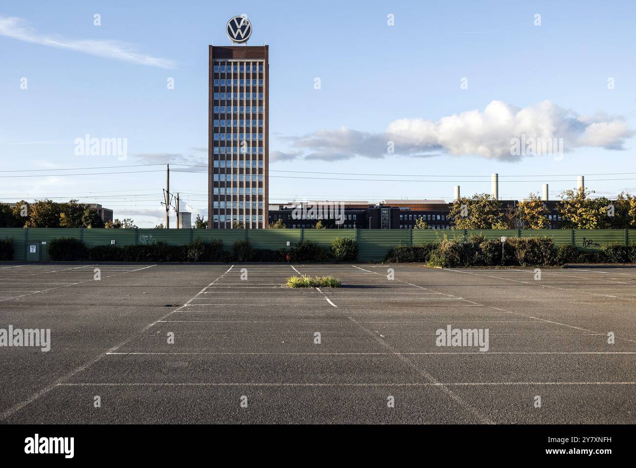 Parcheggio vuoto di fronte alla sede principale del marchio a Wolfsburg, 29.09.2024. Il gruppo Volkswagen ha annunciato misure di riduzione dei costi per il suo PL tedesco Foto Stock