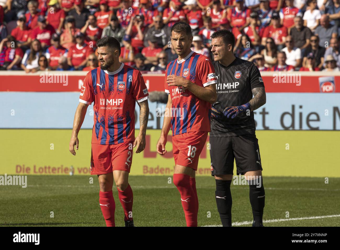 Partita di calcio, da sinistra a destra Marnon BUSCH 1.FC Heidenheim, Marvin PIERINGER 1.FC Heidenheim e il portiere Kevin Mueller 1.FC Heidenheim aspettano ex Foto Stock