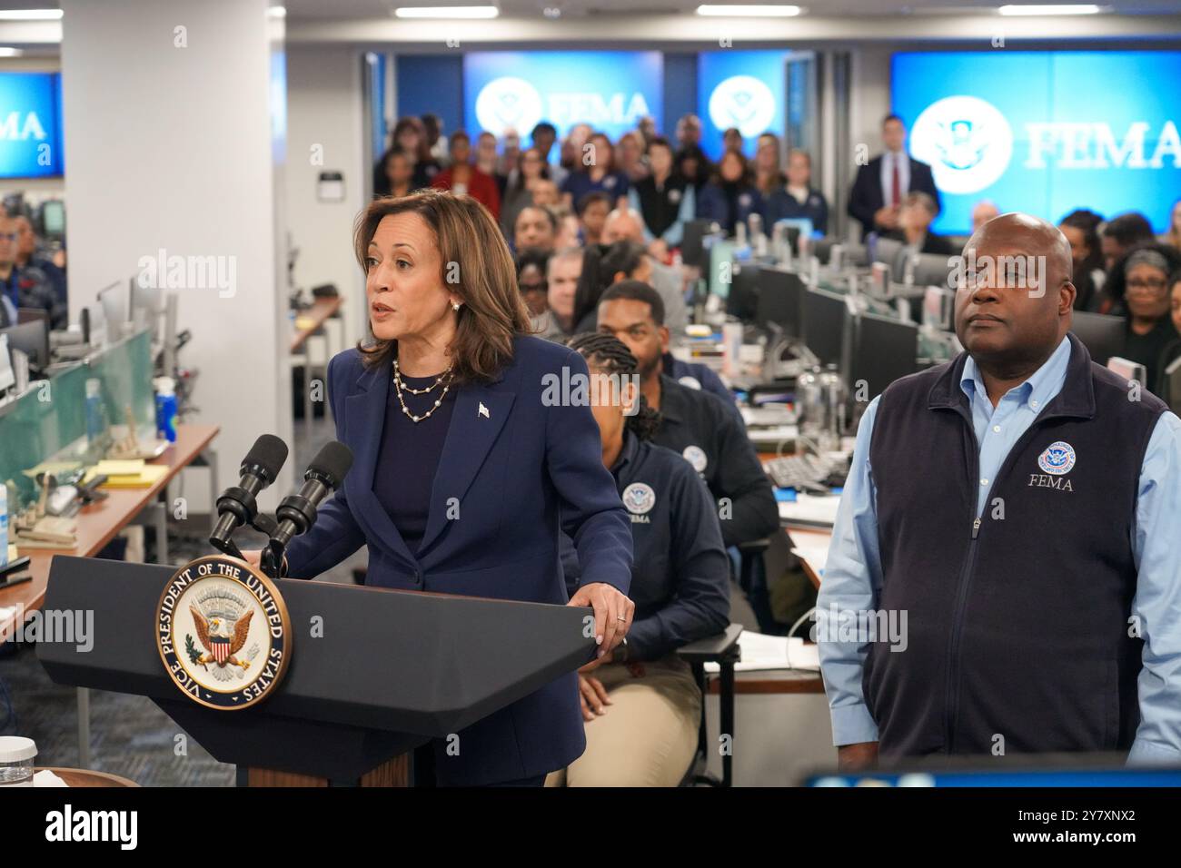Washington, Stati Uniti. 30 settembre 2024. U. Il Vicepresidente degli Stati Uniti Kamala Harris risponde alle domande durante una visita alla sede centrale della FEMA per offrire sostegno federale a coloro che hanno subito l'uragano Helene, 30 settembre 2024 a Washington, DC Credit: Jenna Converse/FEMA/Alamy Live News Foto Stock