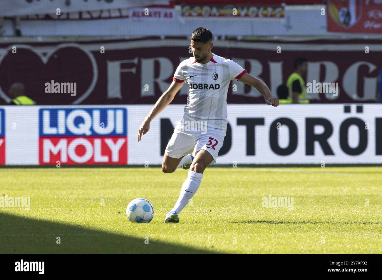 Partita di calcio, Vincenzo GRIFO SC Freiburg fa un tiro, stadio Voith-Arena, Heidenheim Foto Stock