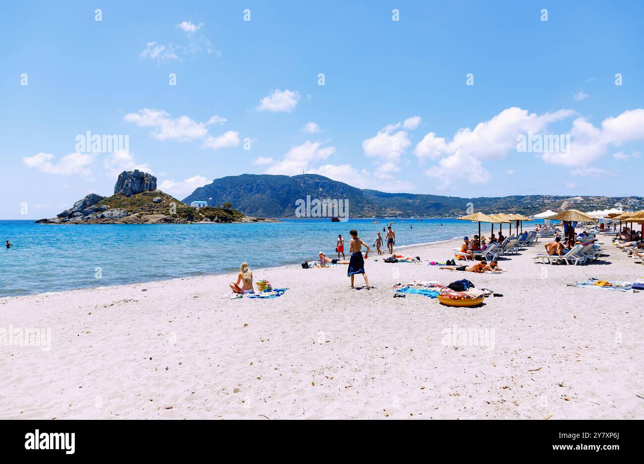 Agios Stefanos Beach si affaccia sull'isola di Kastri con la cappella di Agios Nikolaos e la baia di Kefalos sull'isola di Kos in Grecia Foto Stock