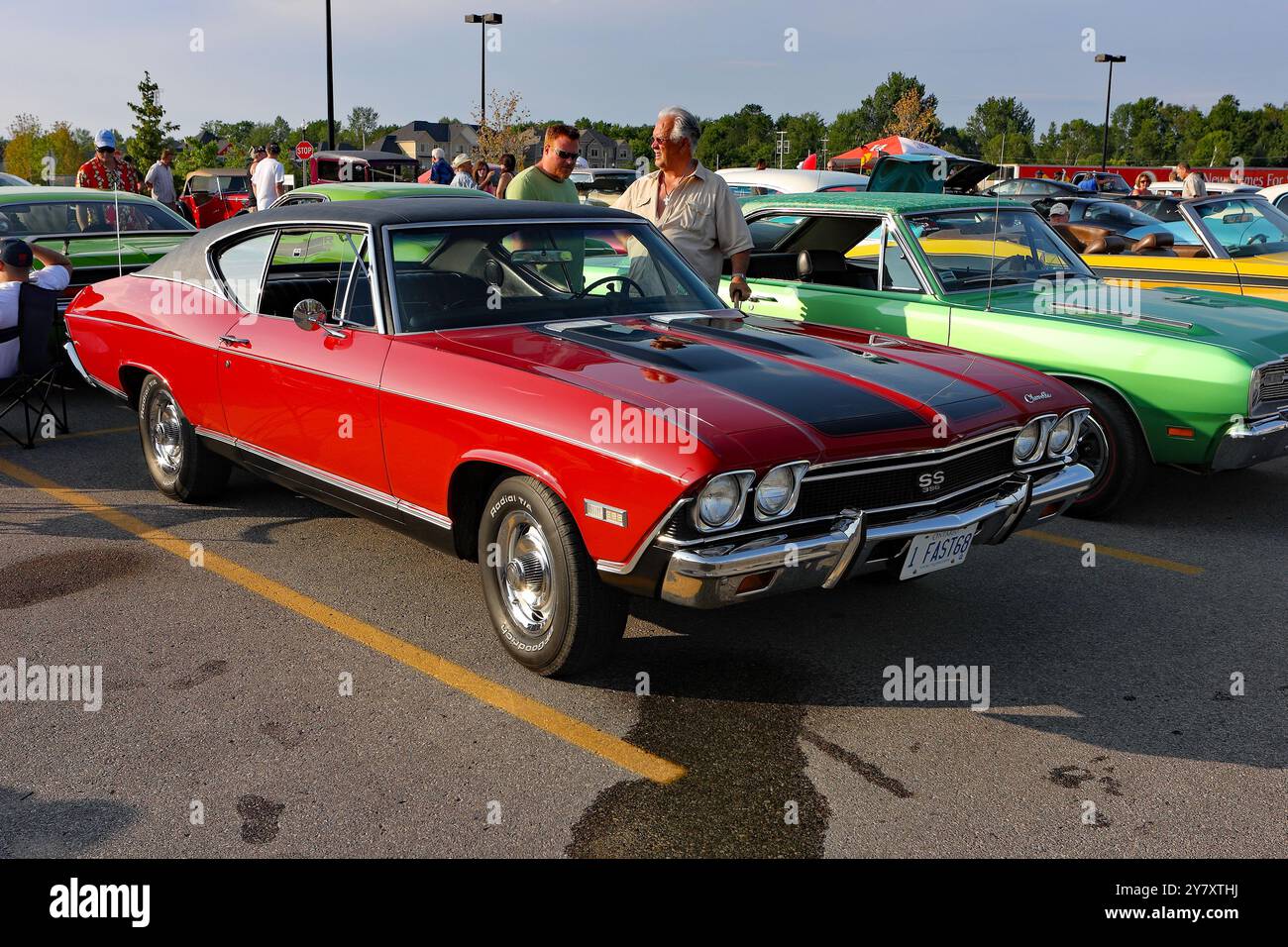 Ottawa, Canada - 18 luglio 2011: 1968 Chevrolet Chevelle SS-396 in rosso con strisce nere da corsa, presentato in occasione di un evento di auto d'epoca Foto Stock