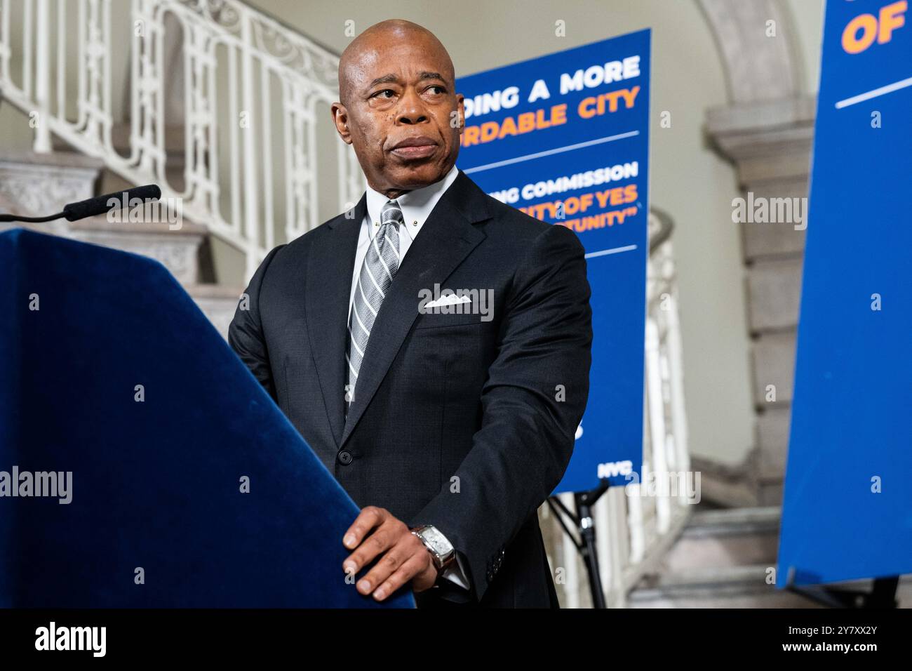 New York, Stati Uniti. 1 ottobre 2024. Il sindaco di New York Eric Adams (D) parla a una conferenza stampa al municipio di New York. Credito: SOPA Images Limited/Alamy Live News Foto Stock