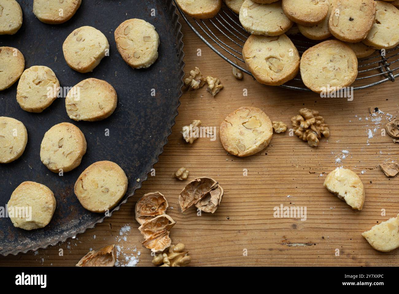Sablés con noci, su vassoio/griglia e tavola di legno Foto Stock