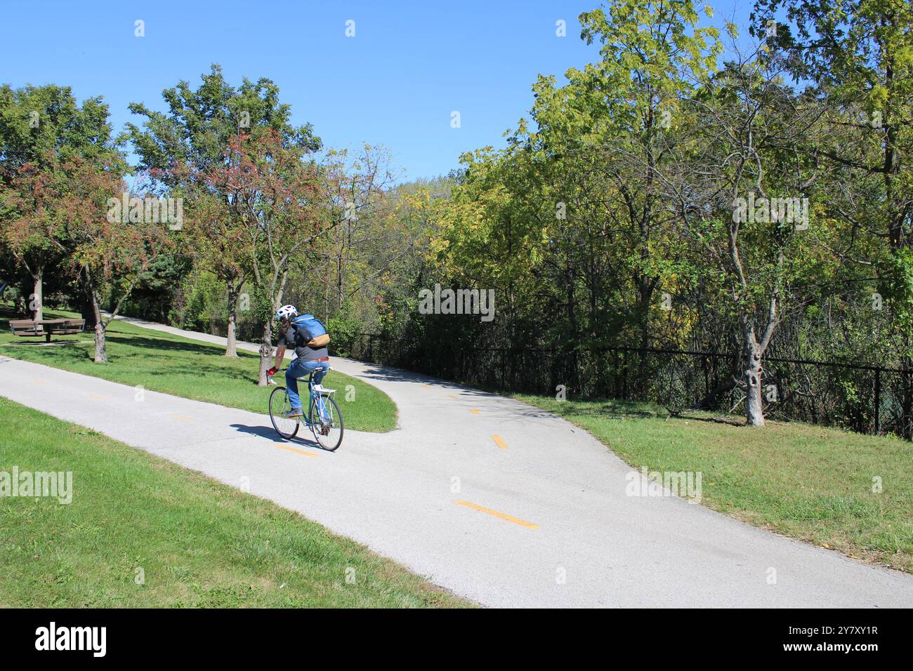 Ciclista a un bivio sul North Shore Channel Trail a Skokie, Illinois Foto Stock