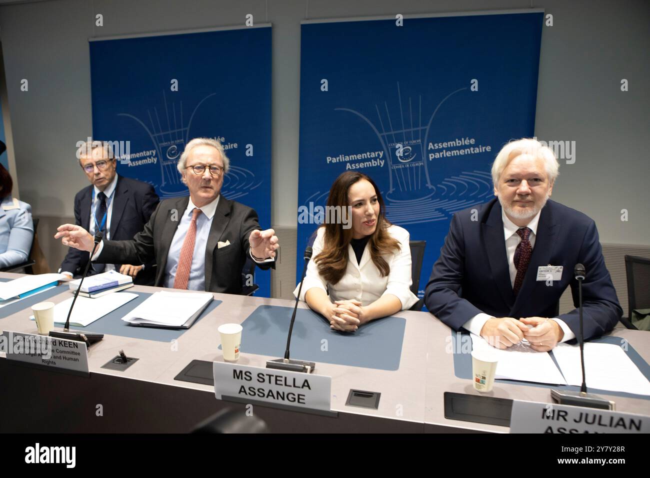 (R-L) Julian Assange interviene all'assemblea sul ruolo del giornalismo nella difesa dei diritti umani e della responsabilità del governo. È accompagnato da sua moglie, Stella Assange e Lord Richard Keen, presidente della commissione giuridica e per i diritti umani di pace. Julian Assange, il fondatore di WikiLeaks, partecipa ad un'audizione all'Assemblea parlamentare del Consiglio d'Europa (pace) a Strasburgo. L'audizione, organizzata dalla commissione giuridica e per i diritti umani di pace, si concentra sul trattamento dei giornalisti e sulla detenzione prolungata di Assange come prigioniero politico. Foto Stock