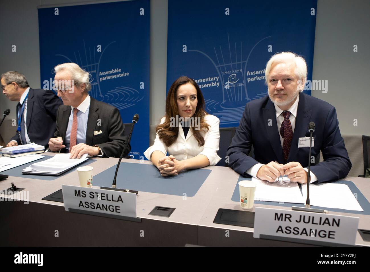 (R-L) Julian Assange interviene all'assemblea sul ruolo del giornalismo nella difesa dei diritti umani e della responsabilità del governo. È accompagnato da sua moglie, Stella Assange e Lord Richard Keen, presidente della commissione giuridica e per i diritti umani di pace. Julian Assange, il fondatore di WikiLeaks, partecipa ad un'audizione all'Assemblea parlamentare del Consiglio d'Europa (pace) a Strasburgo. L'audizione, organizzata dalla commissione giuridica e per i diritti umani di pace, si concentra sul trattamento dei giornalisti e sulla detenzione prolungata di Assange come prigioniero politico. (Foto di Siavosh Hosseini Foto Stock