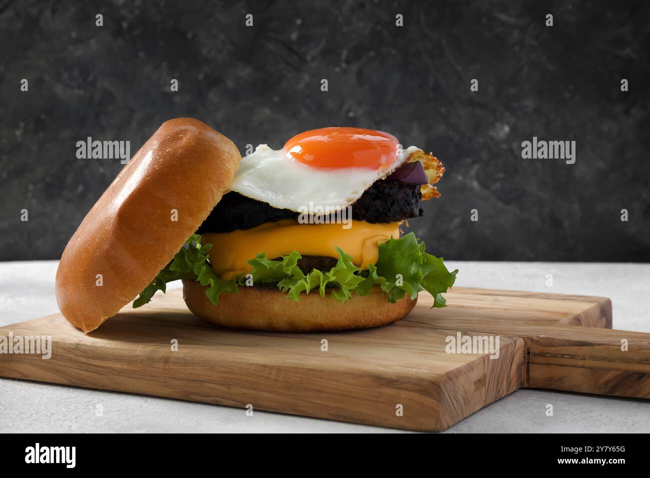 Hamburger con manzo, formaggio, budino nero e uova fritte Foto Stock