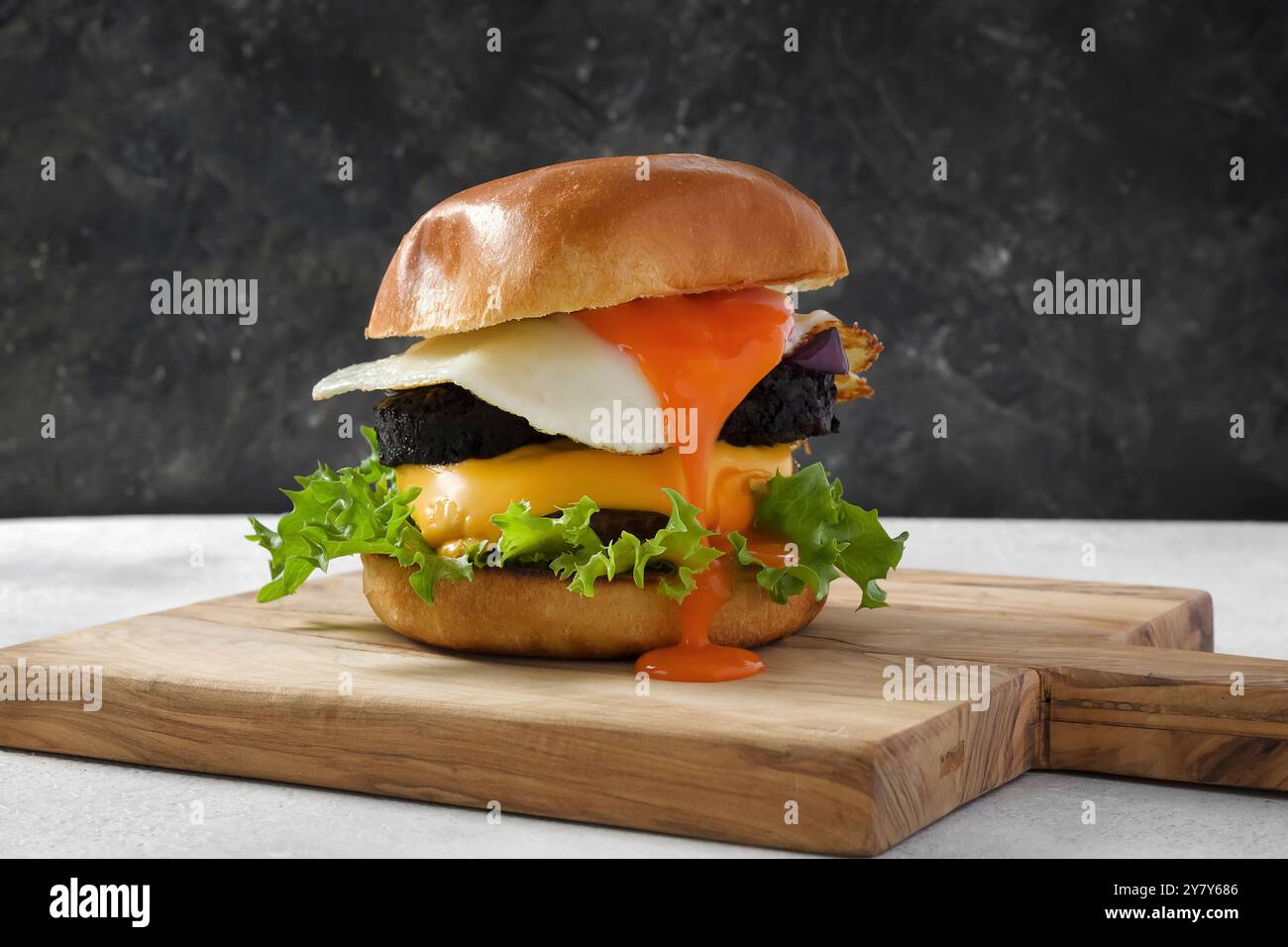 Hamburger con manzo, formaggio, budino nero e uova fritte Foto Stock