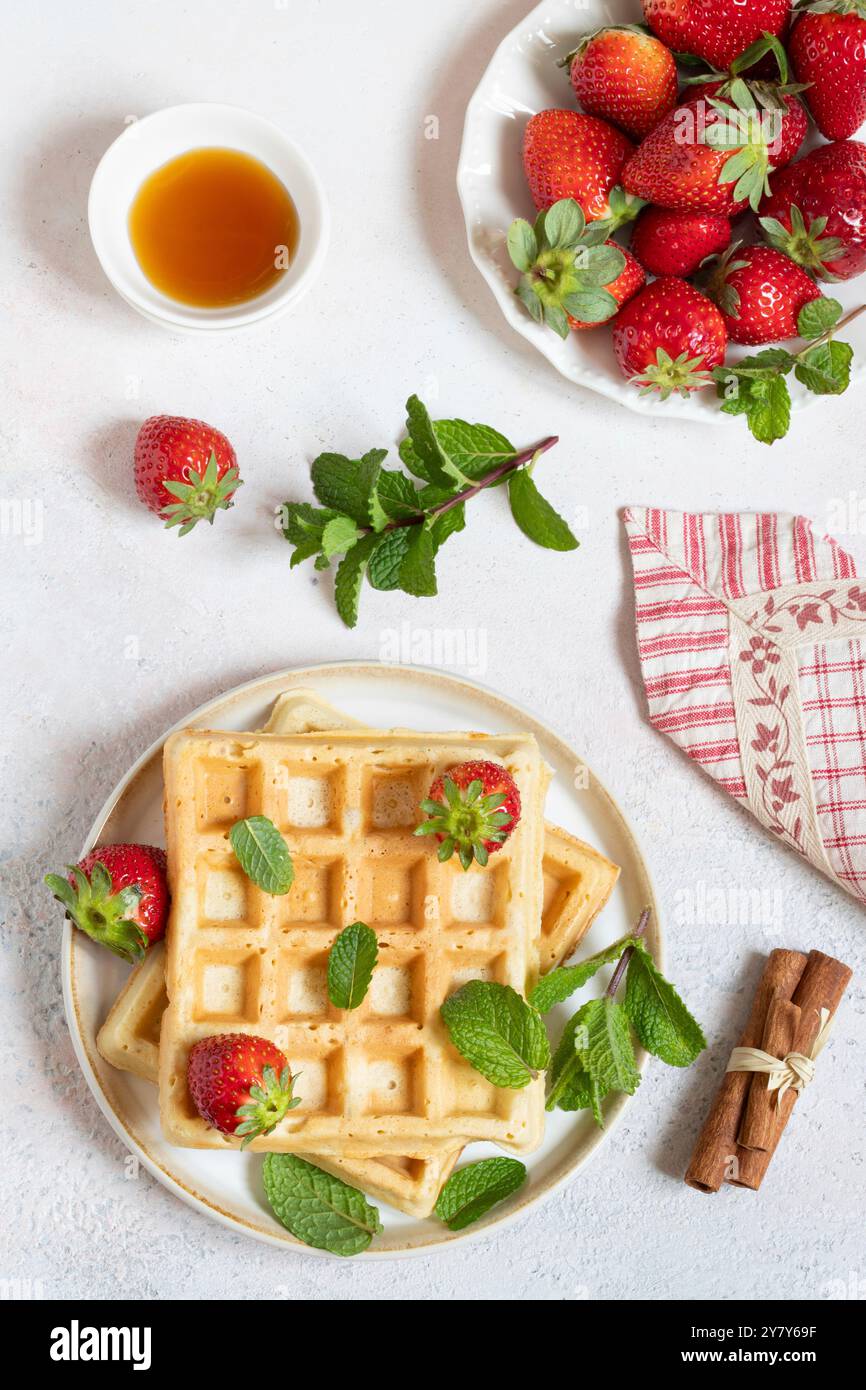 Waffle con fragole e menta Foto Stock
