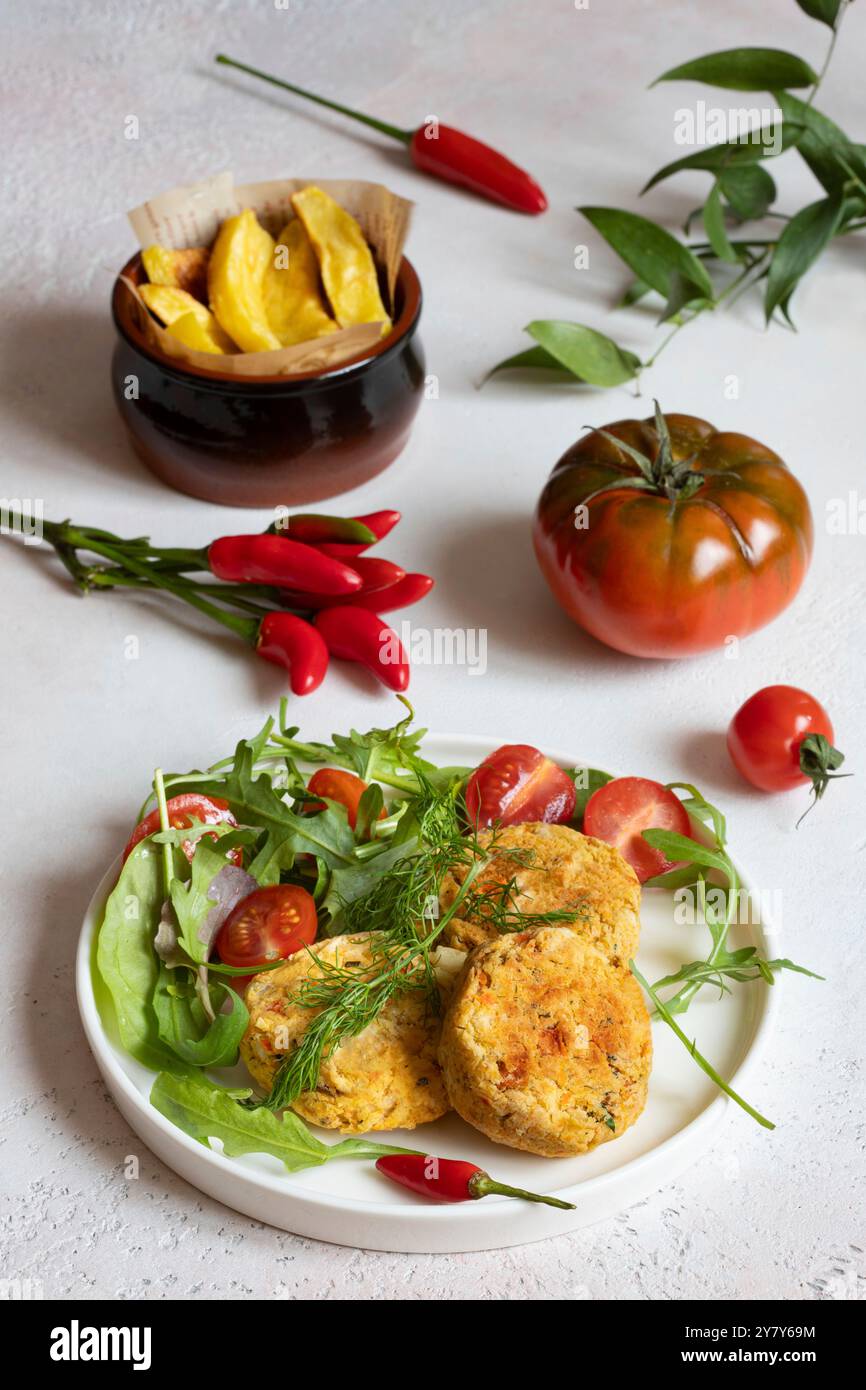 Polpettine di fagioli con carote e funghi secchi Foto Stock