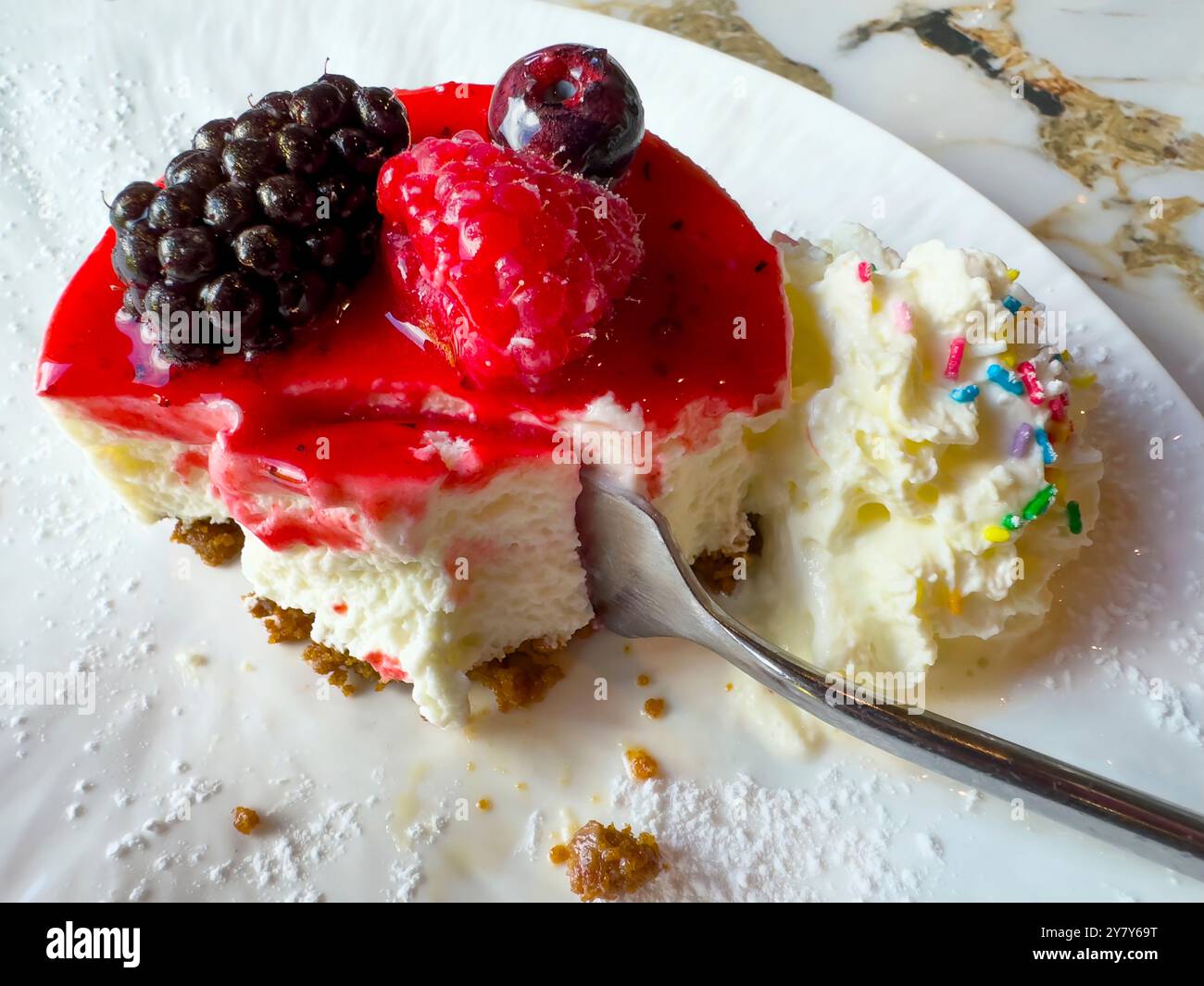Tartlet di formaggio con condimento di frutti di bosco e panna Foto Stock