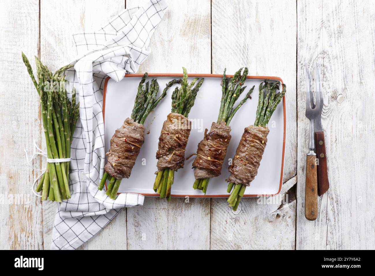 Involtini di manzo con asparagi selvatici Foto Stock