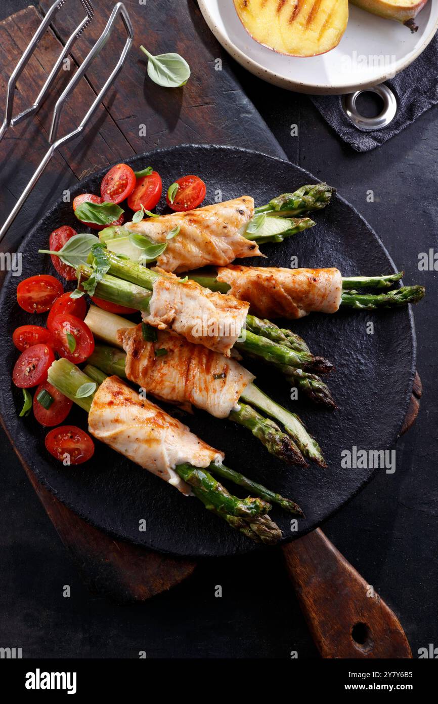 Involtini di pollo alla griglia con asparagi verdi Foto Stock