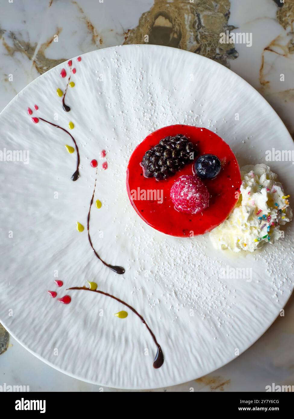 Tartlet di formaggio con condimento di frutti di bosco e panna Foto Stock