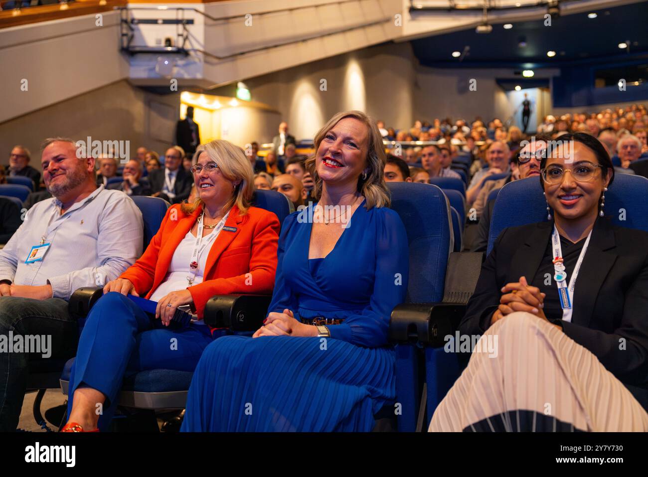 Birmingham, Regno Unito. 1 OTTOBRE 2024. Susannah "Susie", la moglie di James, fiduciosa della leadership, guarda con grande orgoglio mentre suo marito si prepara a diventare leader del partito conservatore il terzo giorno della conferenza del partito conservatore del centro congressi ICC di Birmingham. Credito Milo Chandler/Alamy Live News Foto Stock