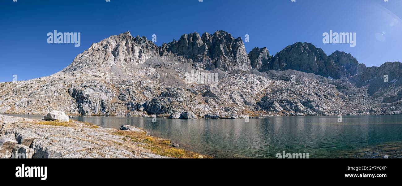 Foto panoramica dal bacino di Dusy nella Sierras orientale. Le montagne a destra sono la cresta della Sierra con il passo Bishop a sinistra Foto Stock