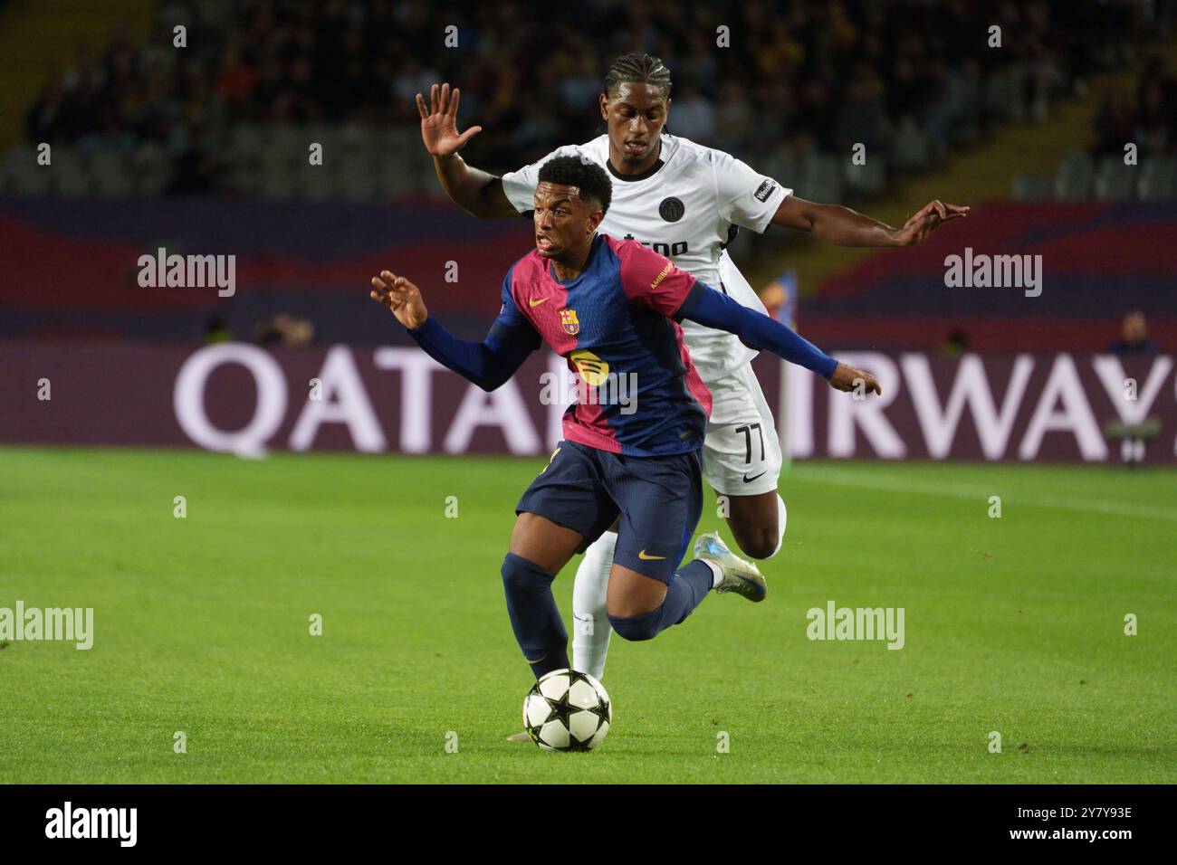 1 ottobre 2024; Estadi ol&#xed;mpic LLU&#xed;S Companys, Barcellona, Spagna, UEFA Champions League Football, Barcellona contro giovani ragazzi; Balde di Barcellona e Monteiro di Young Boys tussle per possesso Foto Stock