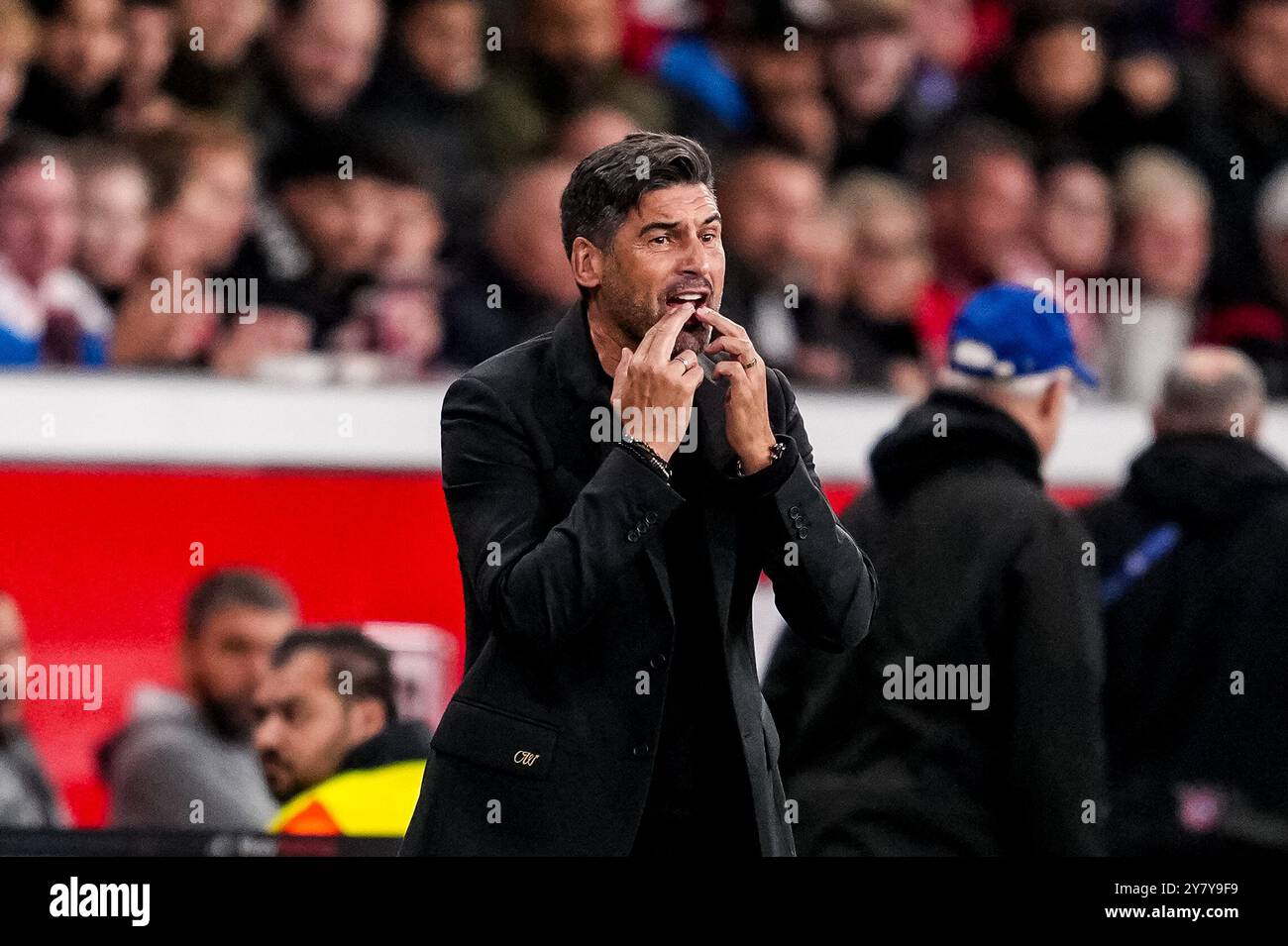 LEVERKUSEN, GERMANIA - 1 OTTOBRE: Il capo-allenatore dell'AC Milan Paulo Fonseca fischierà durante la partita di UEFA Champions League 2024/25 di fase MD2 tra il Bayer 04 Leverkusen e l'AC Milan al BayArena il 1° ottobre 2024 a Leverkusen, Germania. (Foto di Rene Nijhuis) Foto Stock