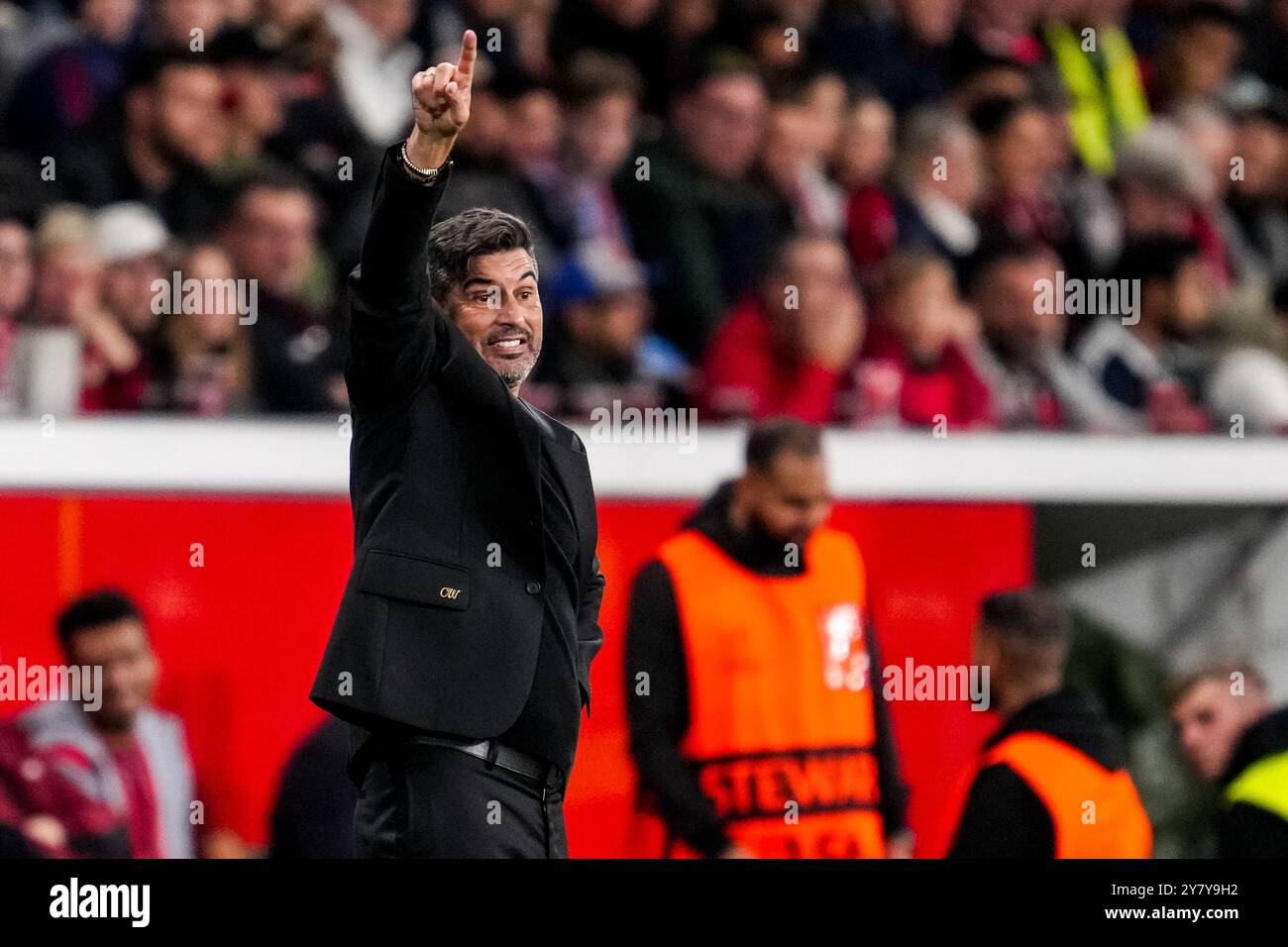 LEVERKUSEN, GERMANIA - 1 OTTOBRE: L'allenatore dell'AC Milan Paulo Fonseca gesta durante la fase MD2 della UEFA Champions League 2024/25 tra il Bayer 04 Leverkusen e l'AC Milan al BayArena il 1° ottobre 2024 a Leverkusen, Germania. (Foto di Rene Nijhuis) Foto Stock