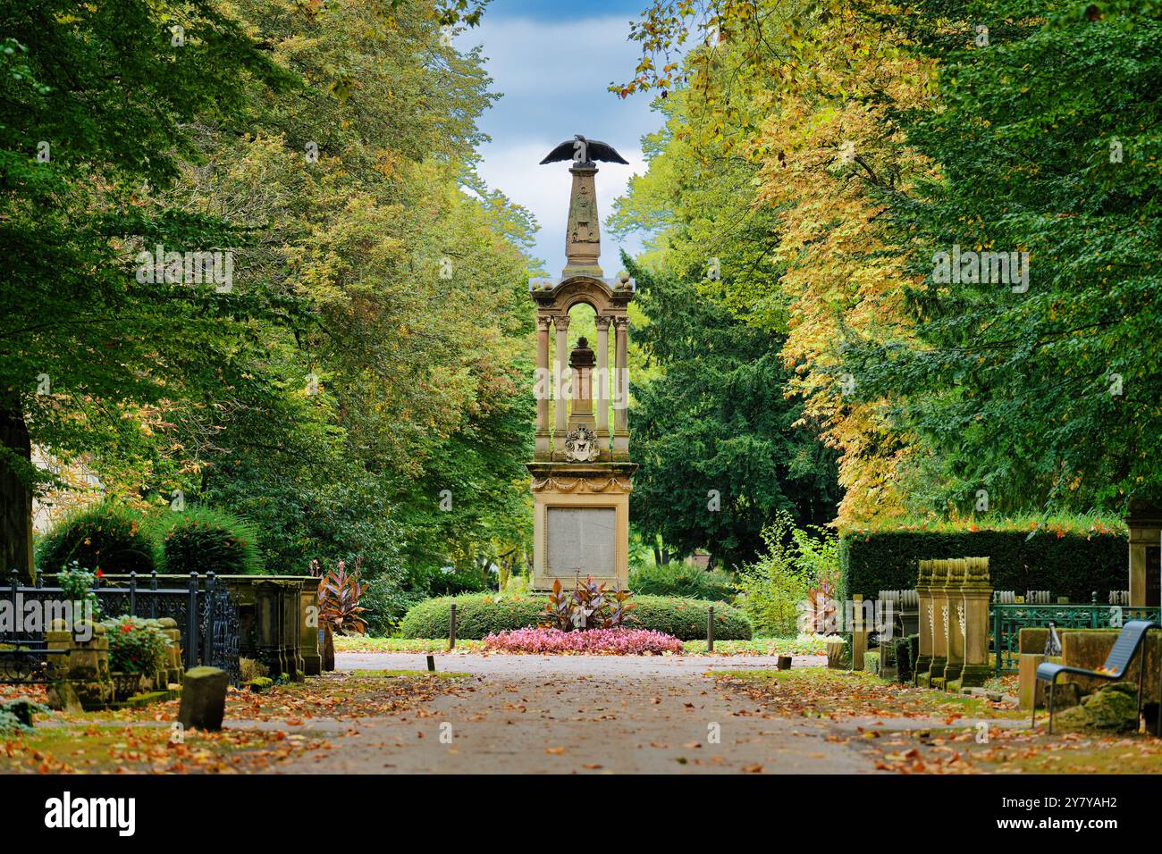 Colonna di aquila e piazza centrale dello storico cimitero di Melaten a Colonia all'inizio dell'autunno Foto Stock