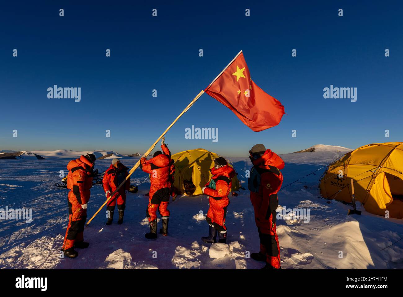 Pechino, Cina. 1 ottobre 2024. I membri della spedizione scientifica cinese hanno istituito una bandiera nazionale nel ghiacciaio Purog Kangri nella regione autonoma di Xizang, nel sud-ovest della Cina, 1 ottobre 2024. Il 75° anniversario della fondazione della Repubblica Popolare Cinese è stato osservato martedì in vari modi in tutto il paese. Crediti: Jiang fan/Xinhua/Alamy Live News Foto Stock