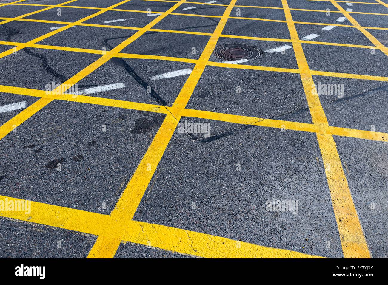 linee della griglia gialle. segnaletica stradale per divieto di ingorghi all'incrocio. Foto Stock