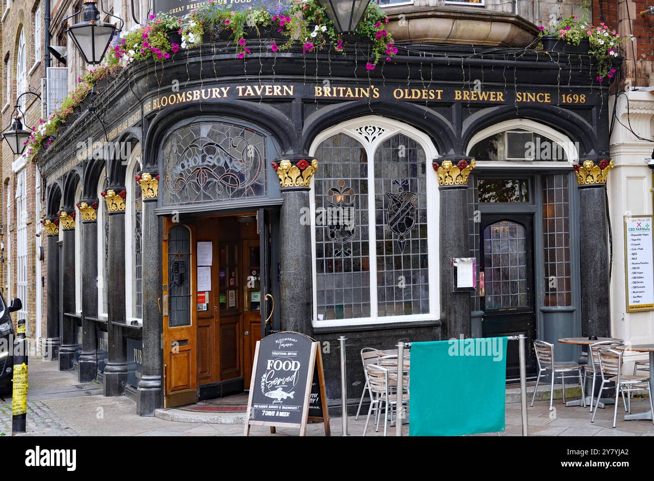 I pub di Londra hanno esterni colorati decorati con fiori Foto Stock