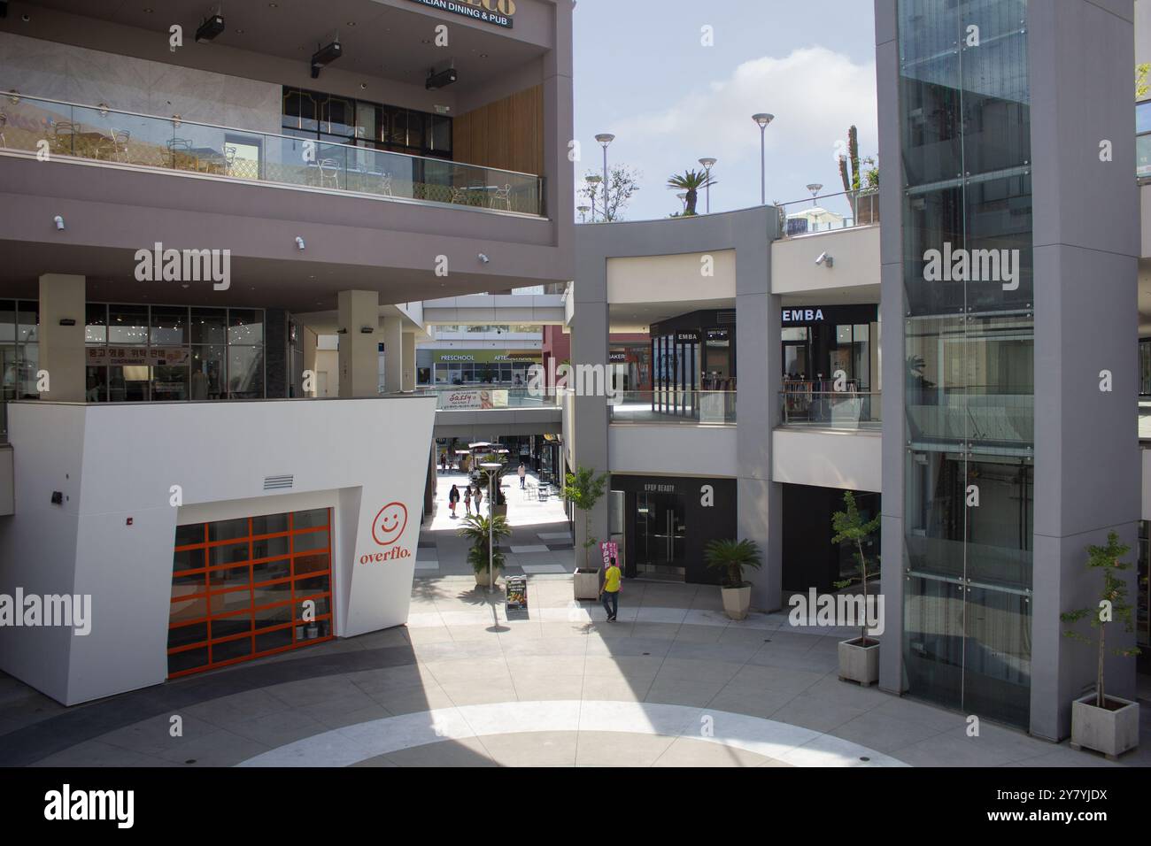 Buena Park, California, Stati Uniti - 07-03-2021: Una vista dei piani disponibili visti presso il centro commerciale noto come The Source OC. Foto Stock