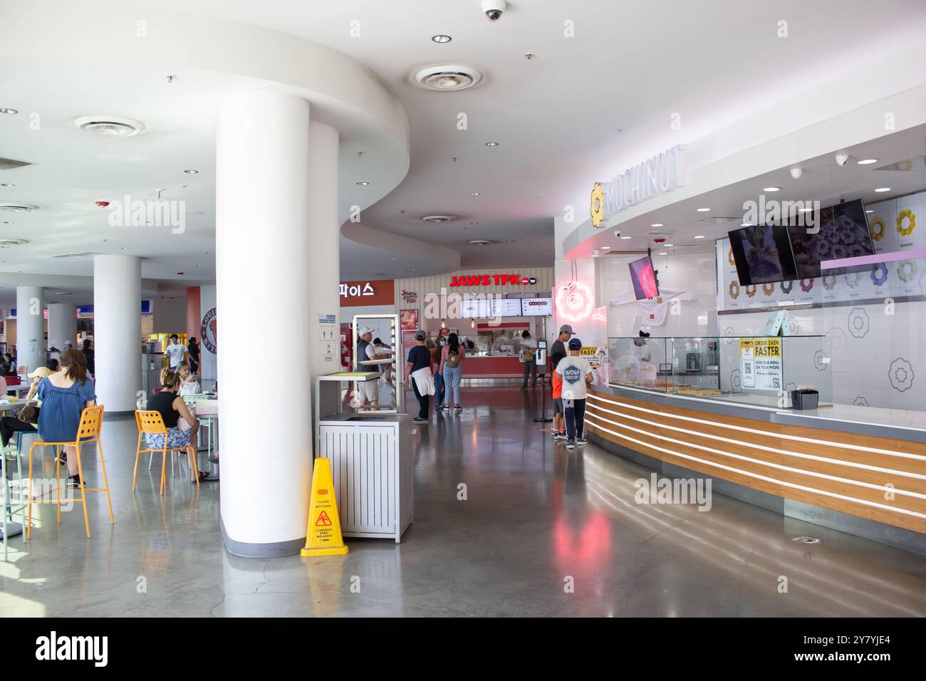 Buena Park, California, Stati Uniti - 07-03-2021: Una vista all'interno del Grub Food Court presso il Source OC. Foto Stock
