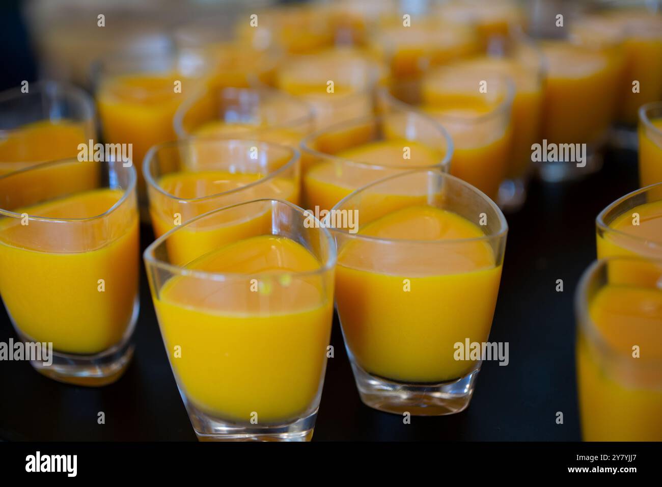 Una vista ravvicinata di diversi bicchieri da shot di mango lassi indiani. Foto Stock