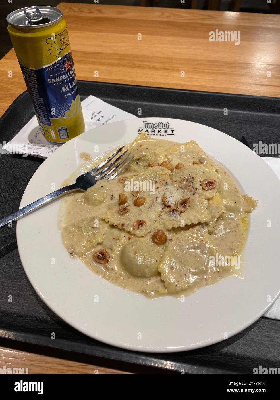 Ravioli di funghi con salsa alfredo e nocciole al Time Out Market di Montreal. Foto Stock