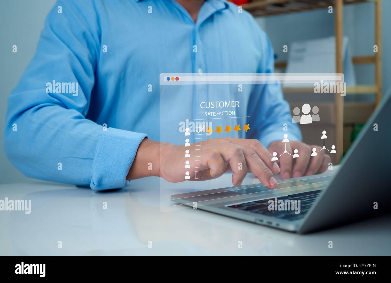 Uomo d'affari che mostra una valutazione del servizio clienti e della soddisfazione su schermo virtuale, rete aziendale online globale di qualità, l'utente dà una valutazione a ser Foto Stock