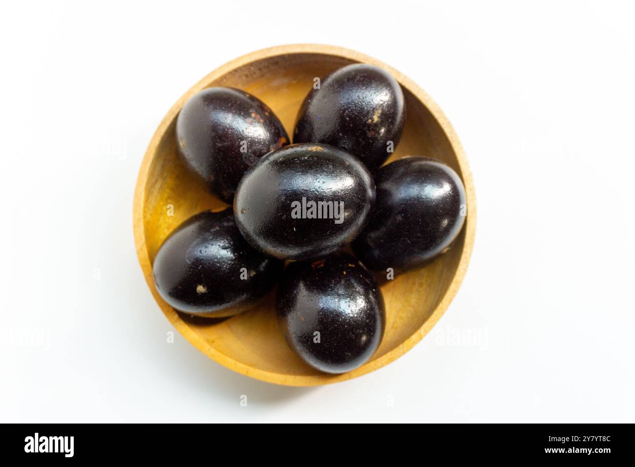 Uova salate grigliate su un recipiente di legno. Le uova salate sono solitamente prodotte con uova d'anatra fermentate con cenere e sale. Foto Stock