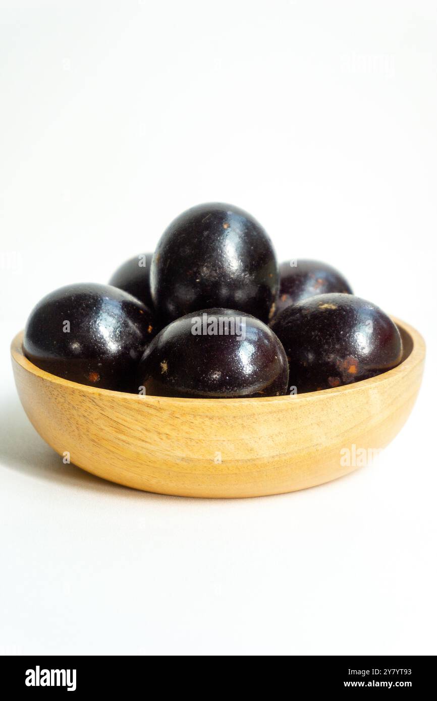 Uova salate grigliate su un recipiente di legno. Le uova salate sono solitamente prodotte con uova d'anatra fermentate con cenere e sale. Foto Stock