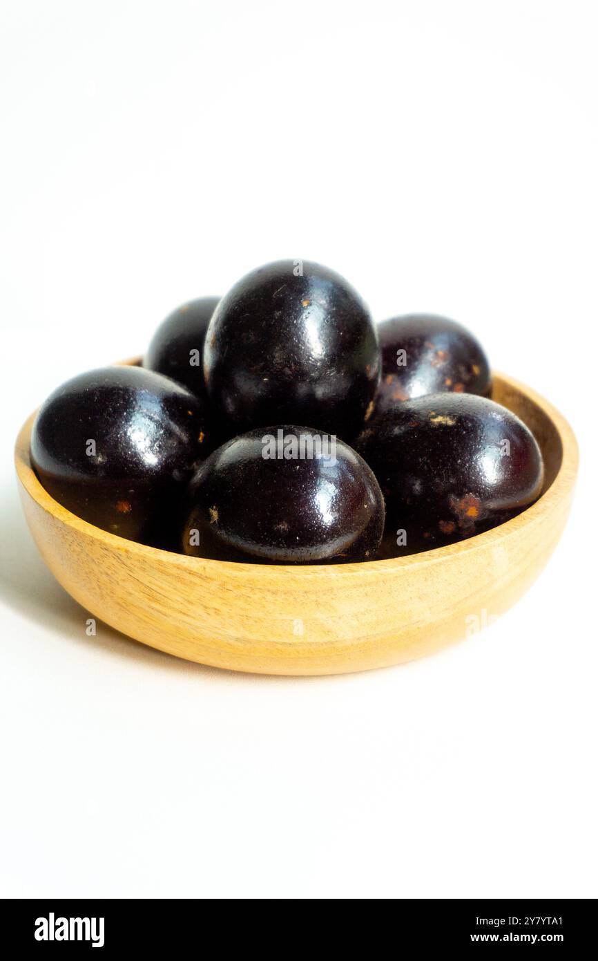 Uova salate grigliate su un recipiente di legno. Le uova salate sono solitamente prodotte con uova d'anatra fermentate con cenere e sale. Foto Stock