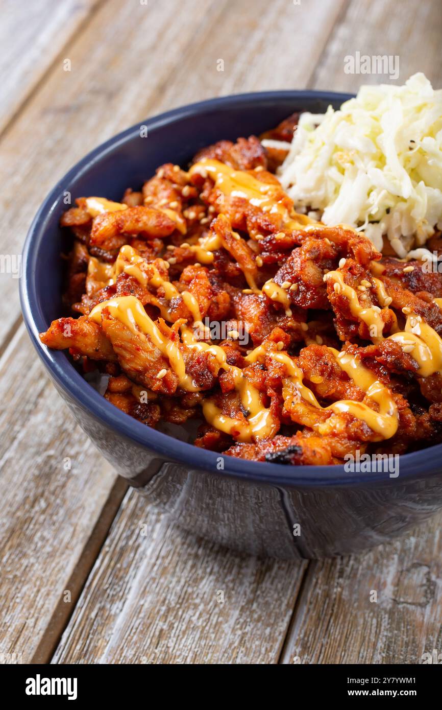 Vista su una ciotola di riso di pollo glassato piccante. Foto Stock