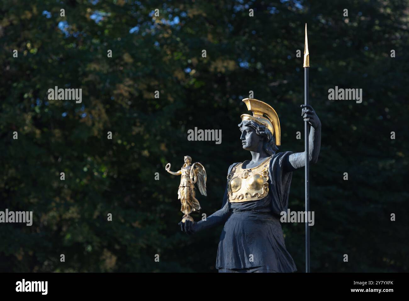 Bucarest, Romania - 27 settembre 2024: Statua della dea greca Atena che regge la dea Nike. Foto Stock