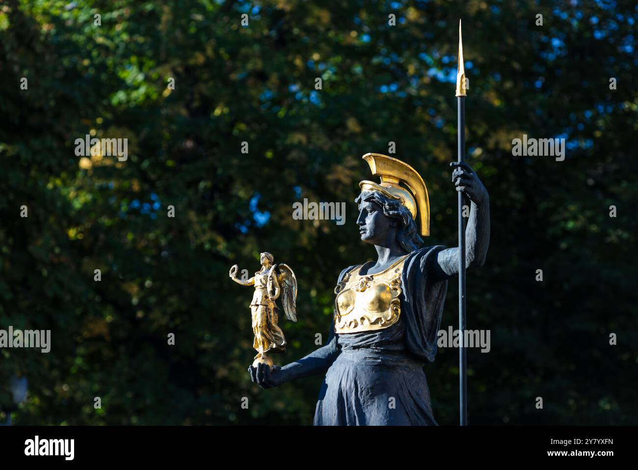 Bucarest, Romania - 27 settembre 2024: Statua della dea greca Atena che regge la dea Nike. Foto Stock