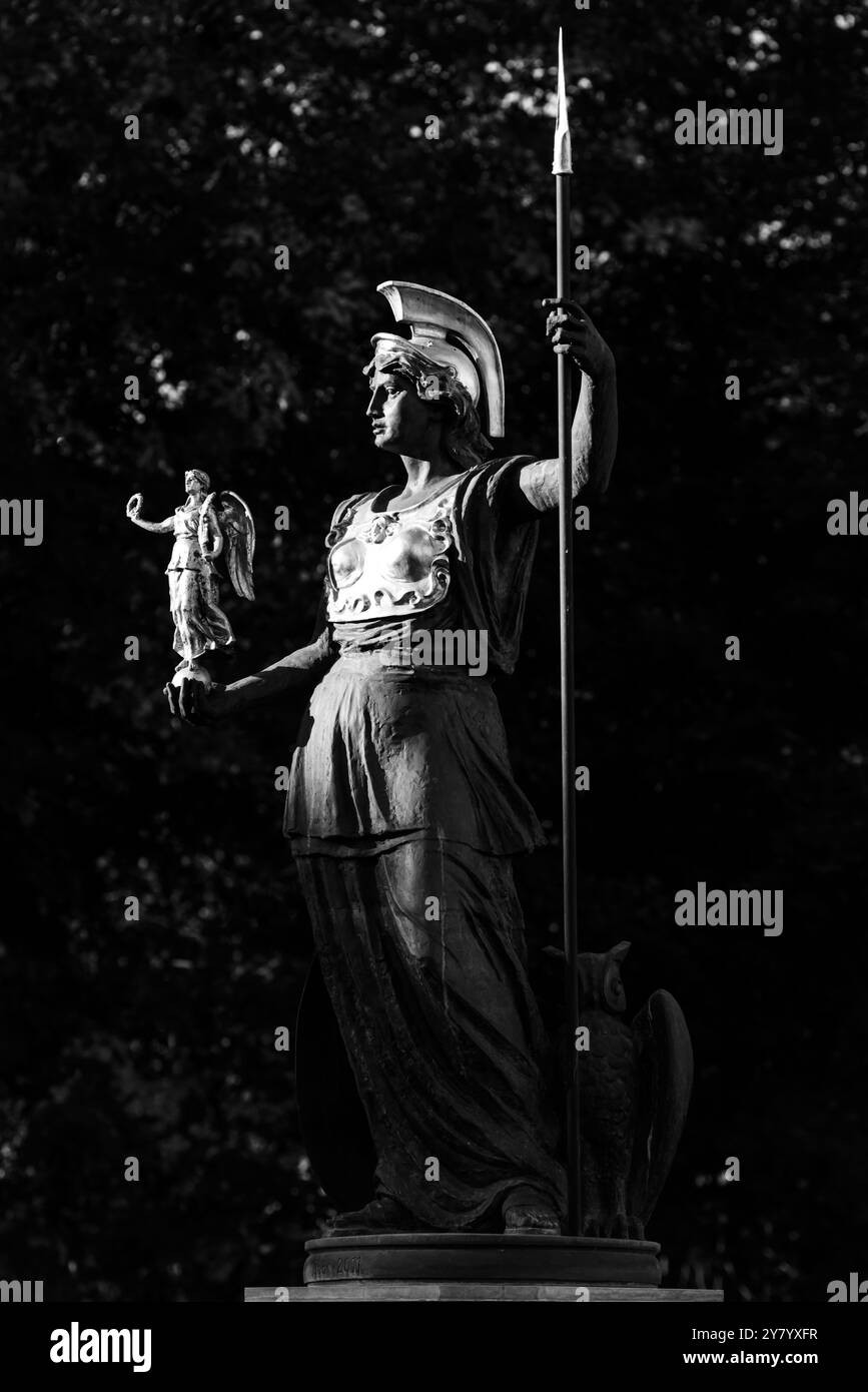 Bucarest, Romania - 27 settembre 2024: Statua della dea greca Atena che regge la dea Nike. Foto Stock