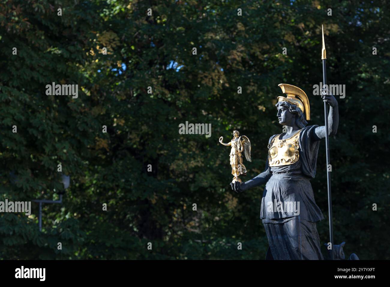 Bucarest, Romania - 27 settembre 2024: Statua della dea greca Atena che regge la dea Nike. Foto Stock
