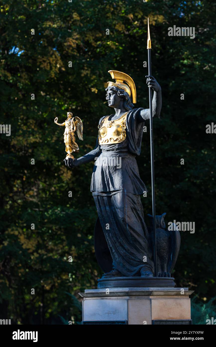 Bucarest, Romania - 27 settembre 2024: Statua della dea greca Atena che regge la dea Nike. Foto Stock