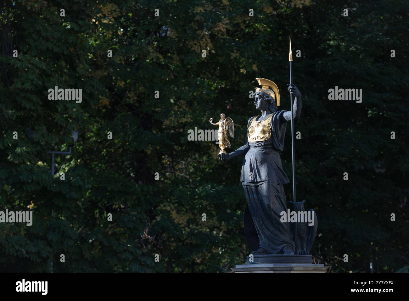 Bucarest, Romania - 27 settembre 2024: Statua della dea greca Atena che regge la dea Nike. Foto Stock