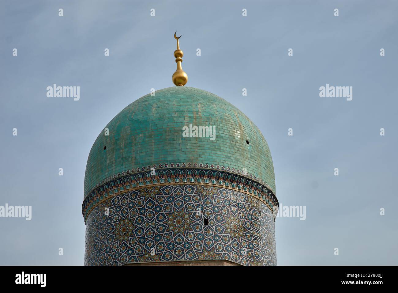 La maestosa cupola del Centro di civiltà Islamica a Tashkent, Uzbekistan. Il centro è una meraviglia architettonica moderna che combina il design islamico Foto Stock