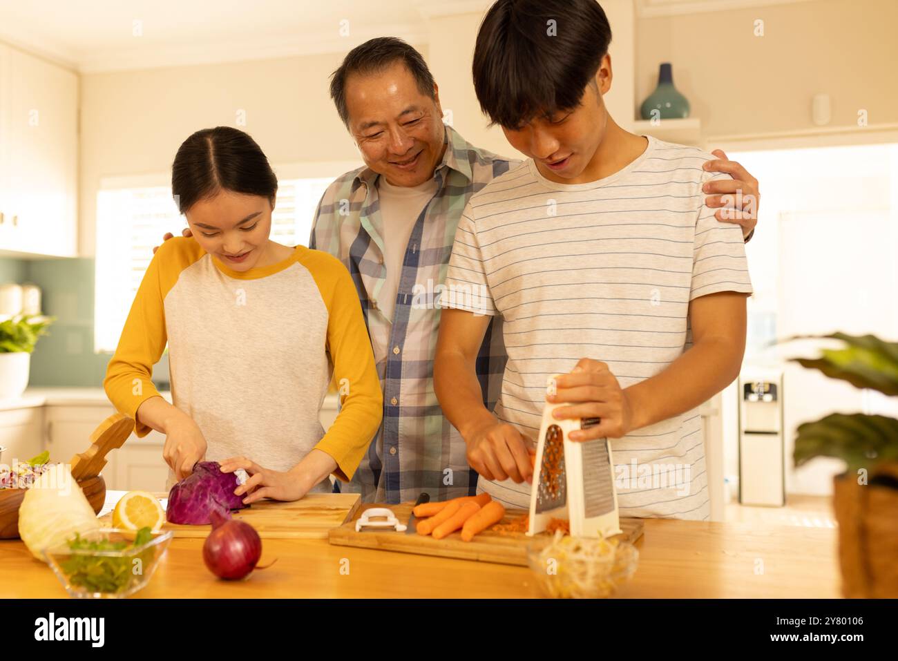 Preparazione di verdure, cucina multirazziale in famiglia insieme in cucina, godendo del tempo di qualità Foto Stock