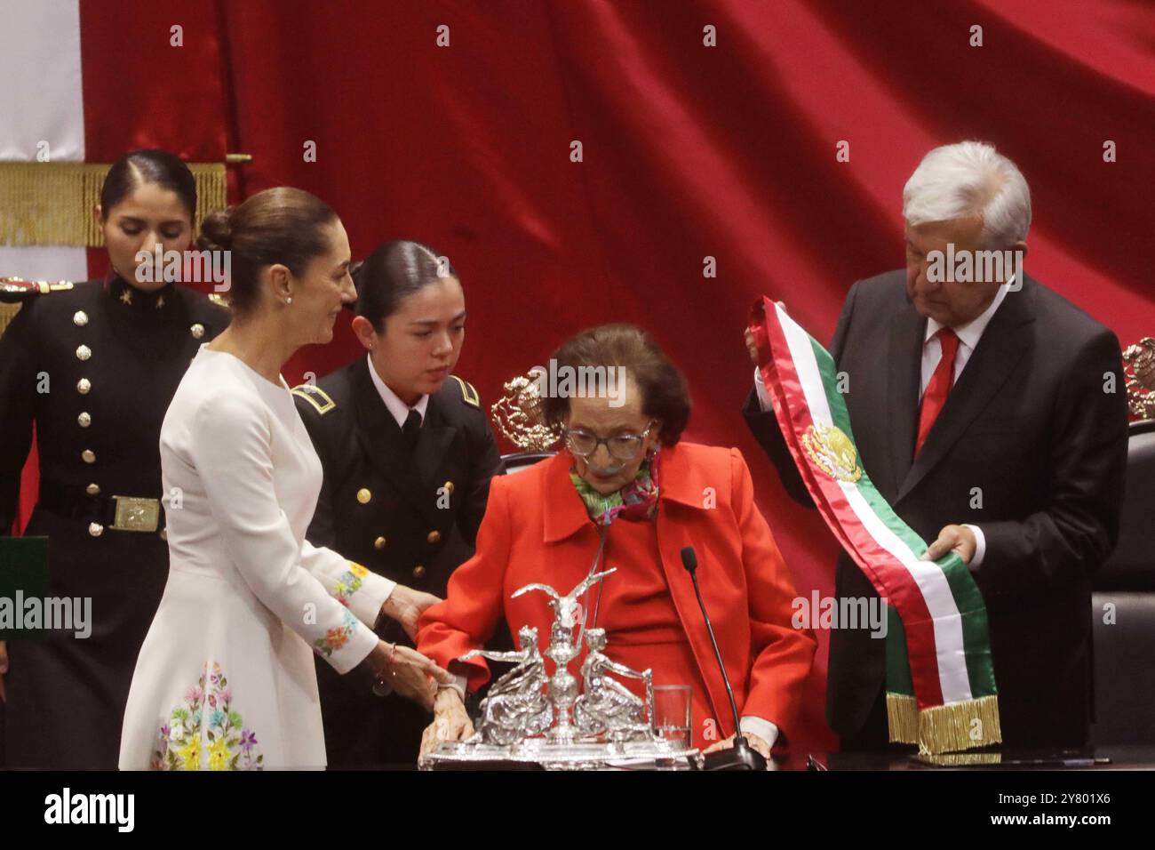 Inaugurazione della Claudia Sheinbaum prima donna del Messico L-R Presidente entrante del Messico Claudia Sheinbaum Pardo, Presidente della camera dei deputati Ifigenia Martinez e Presidente uscente AndrÃ S Manuel Lopez Obrador durante la cerimonia di inaugurazione al Congresso dell'Unione. Il 1° ottobre 2024 a città del Messico, Messico. Foto di Carlos Santiago/ Eyepix Group città del Messico CDMX Messico Copyright: XIanxRoblesx Foto Stock